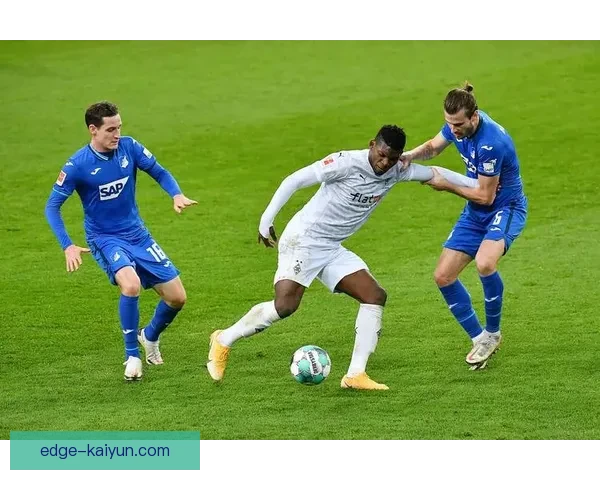 足球球队阵容近期调整，主力框架保持稳定，整体竞争力增强